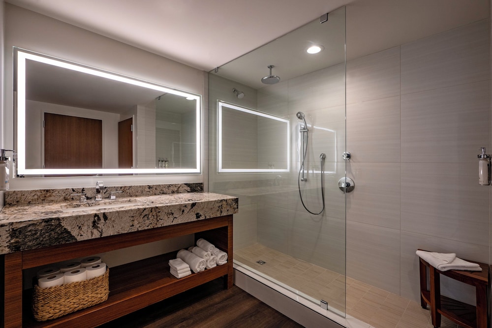 Suite, 1 King Bed - Photo 3