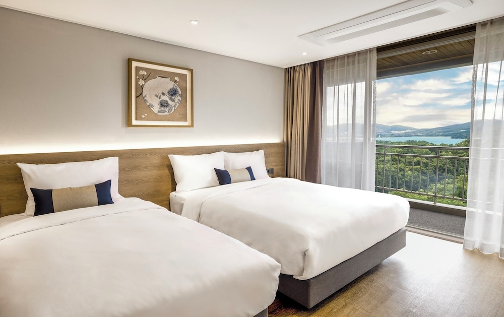 [Only Foreigner] Visit Korea Giveaway - Kensington Studio Plus (Remodeling Room / No Kitchenette)