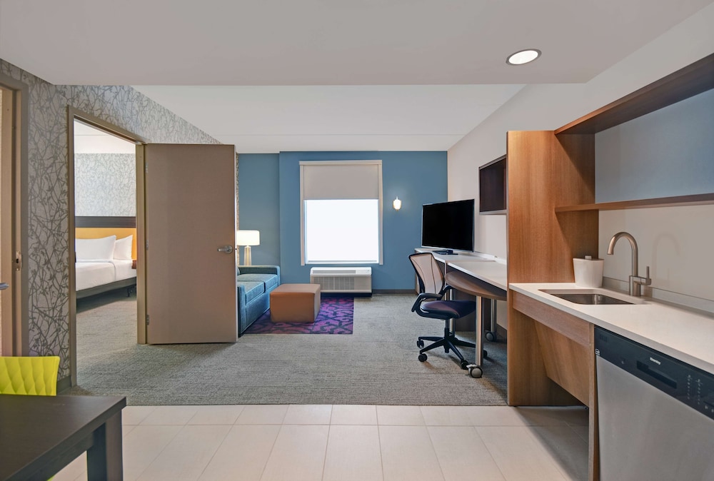 Suite, 1 Queen Bed, Accessible, Bathtub - Photo 4