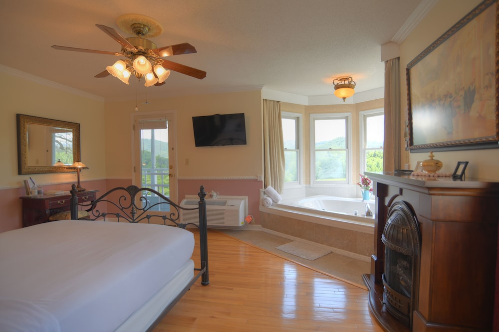 Deluxe Room, 1 Queen Bed, Jetted Tub, Mountain View photo 2