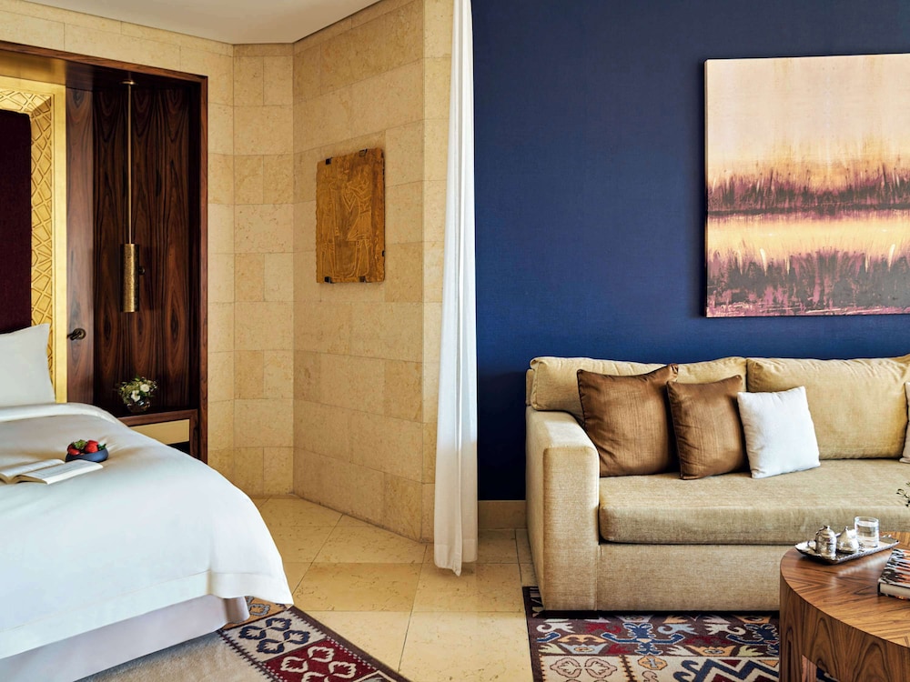 Signature Room, 1 King Bed - Photo 4