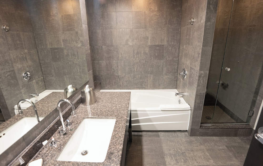 Deluxe Room, 1 King Bed, Balcony, Golf View - Photo 3