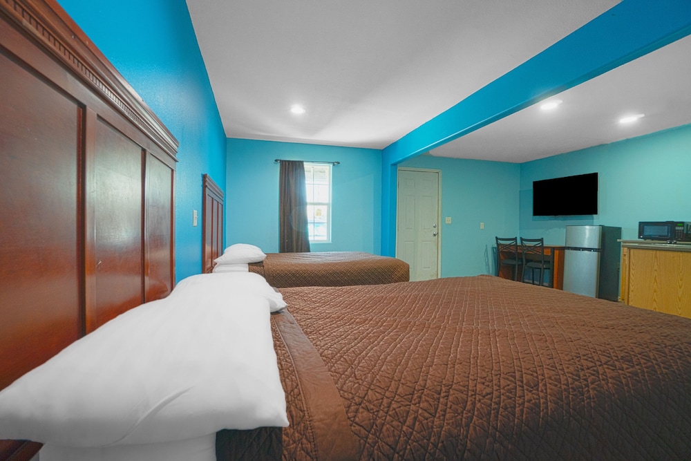 Room, 2 Double Beds, Kitchenette photo 3