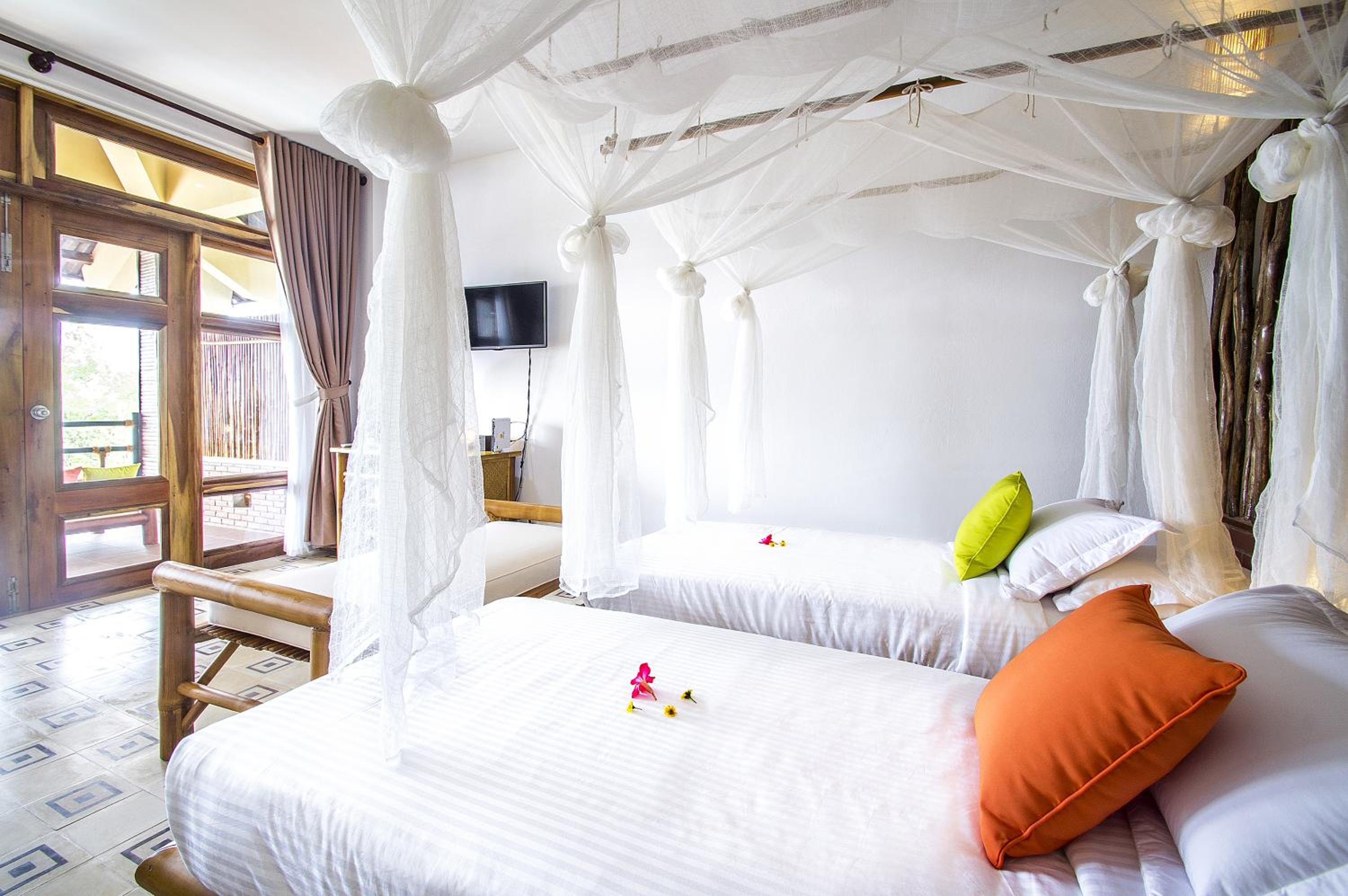 Twin Room with Pool View photo 3