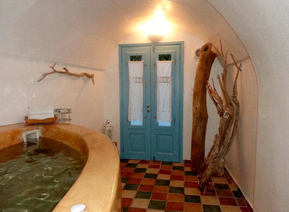 Suite, Jetted Tub - Photo 3