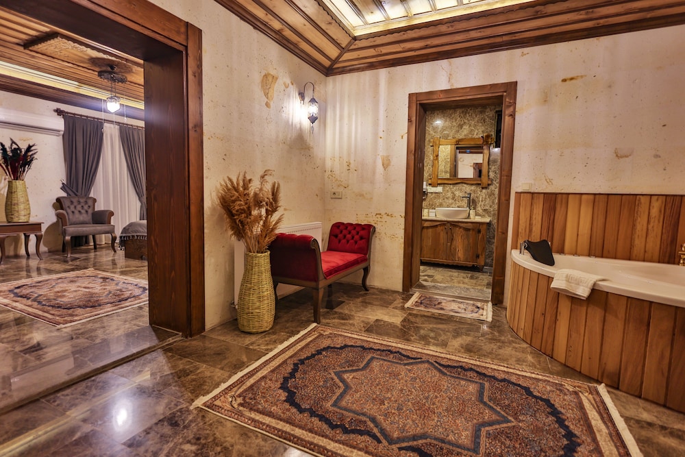 Superior King Suite (Jacuzzi) - Photo 7