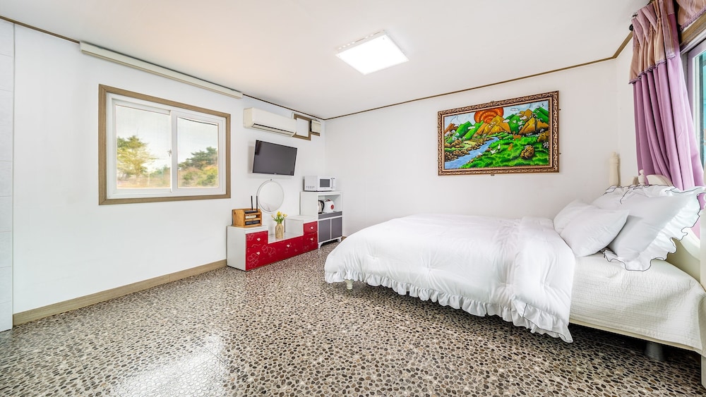 Basic Room, 1 Bedroom (blue crab)