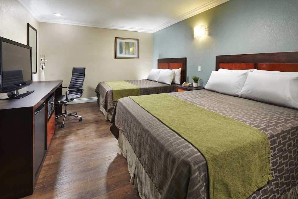 Room, 2 Queen Beds, Non Smoking photo 1