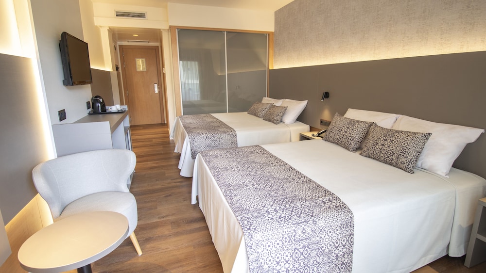 Habitación Cuádruple (3 Adultos y 1 Niño)