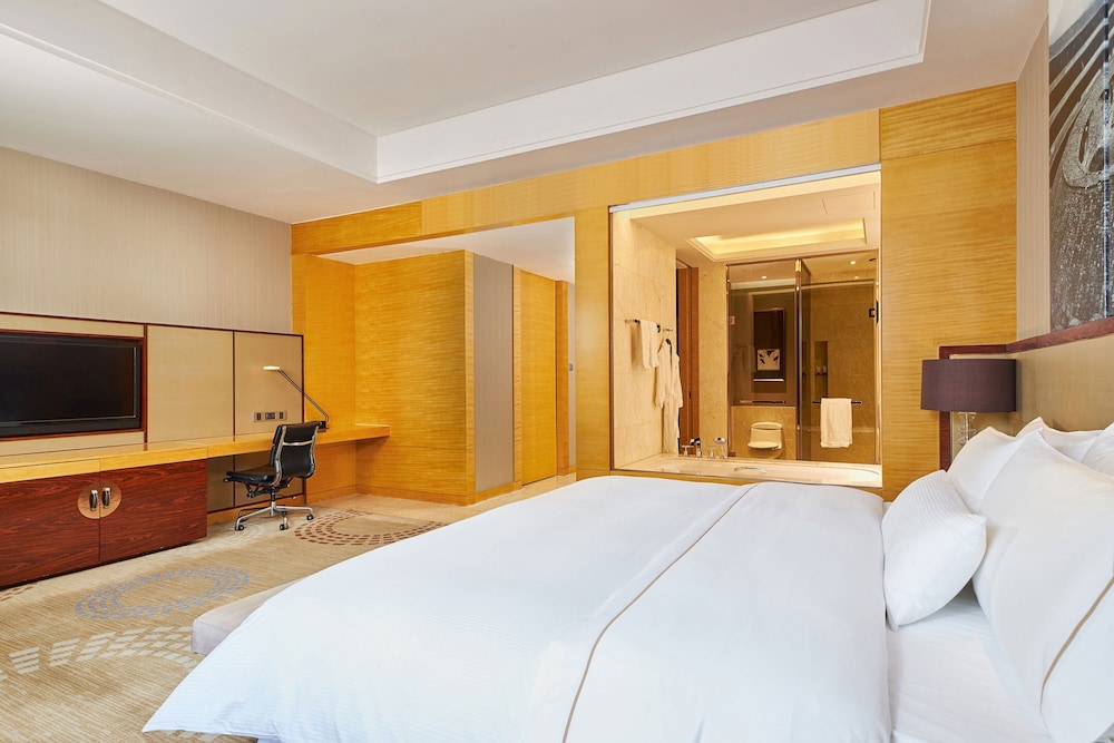 Room, 1 King Bed, City View - Photo 3