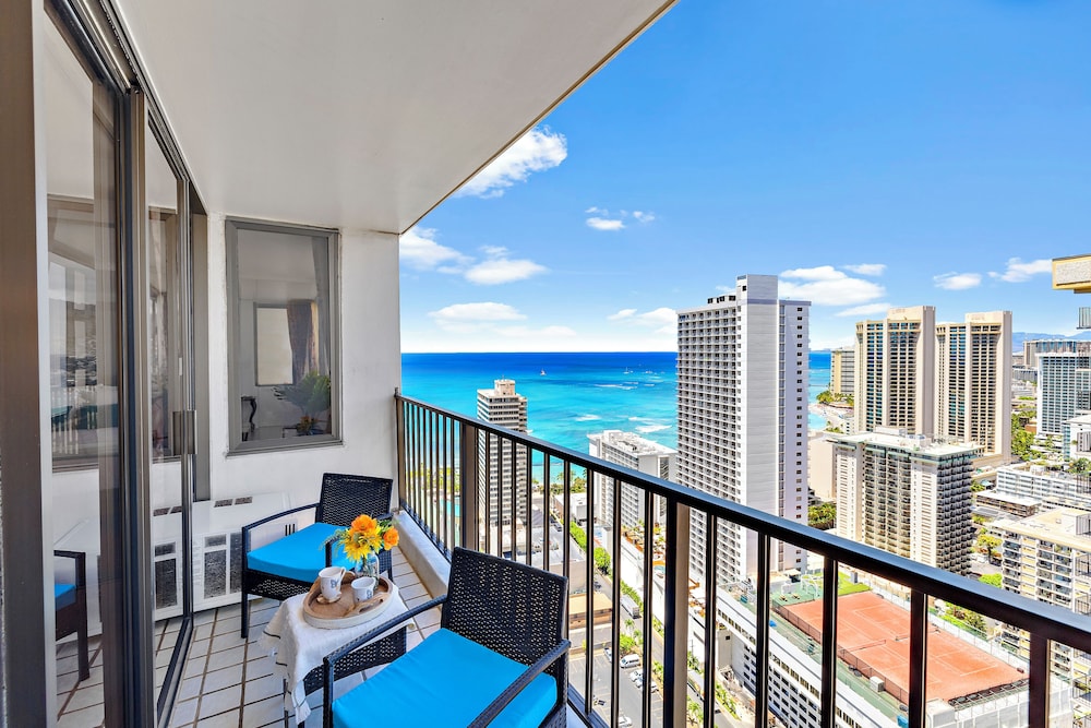 High Floor Ocean View Condo (King Bed and Parking): City Condo, 1 Bedroom, Balcony, Ocean View (0076) photo