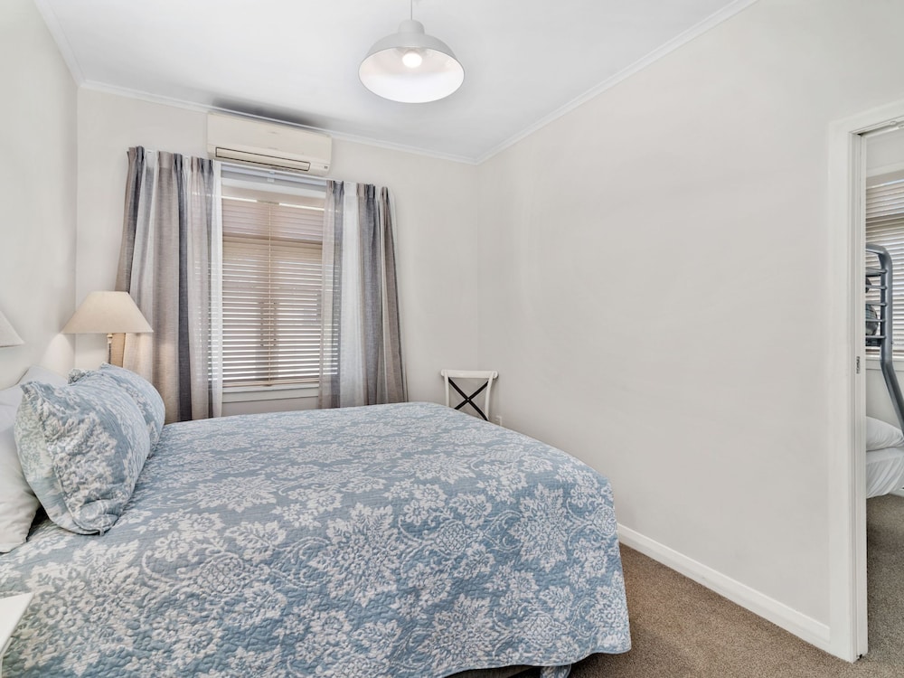 3 Bedroom Cottage photo 2