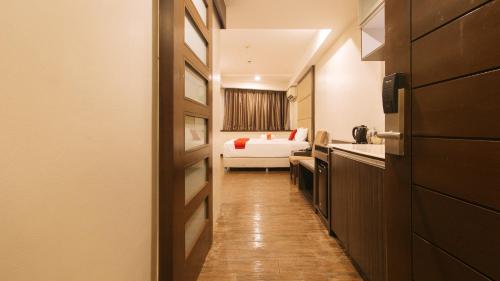 Deluxe Room - Photo 10