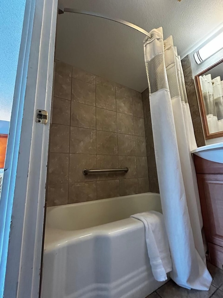 Room, 1 King Bed, Non Smoking - Photo 3