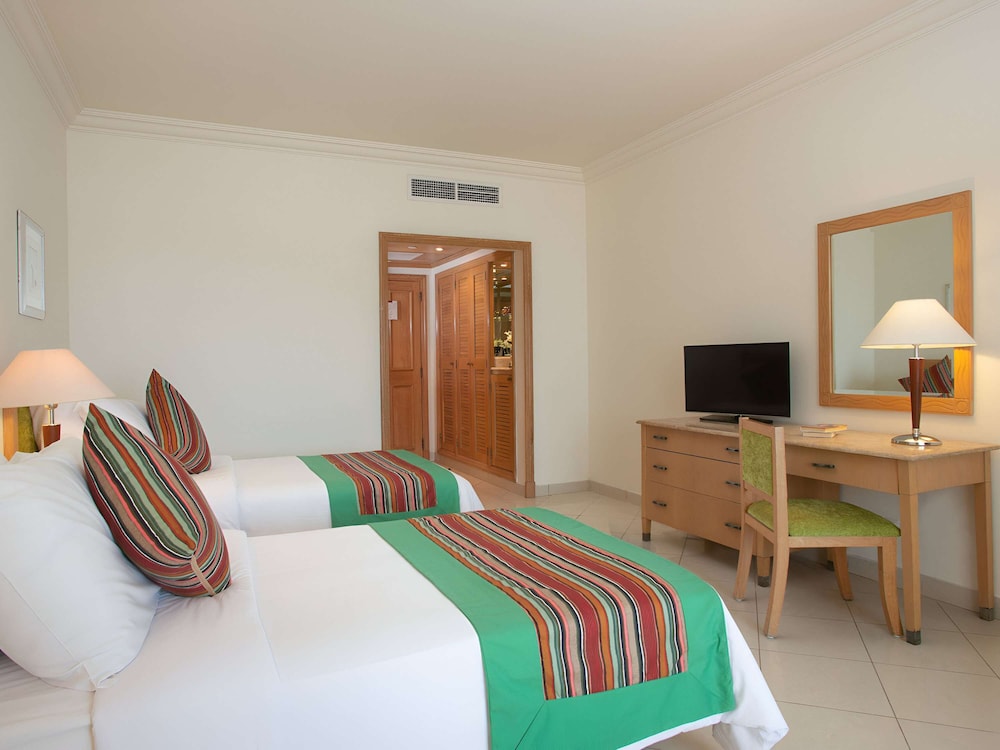 Classic Room, 1 King Bed, Pool View