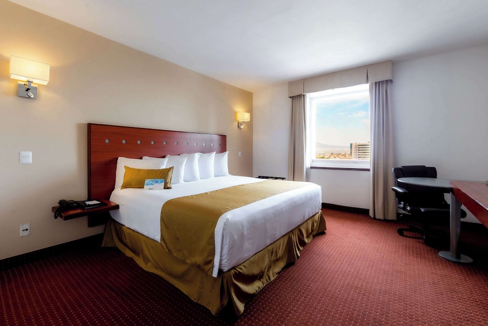 Standard Room, 1 King Bed, Non Smoking - Photo 5