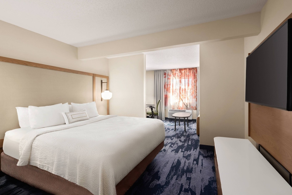 Room, 1 King Bed (Mobility Accessible, Roll-In Shower) - Photo 1