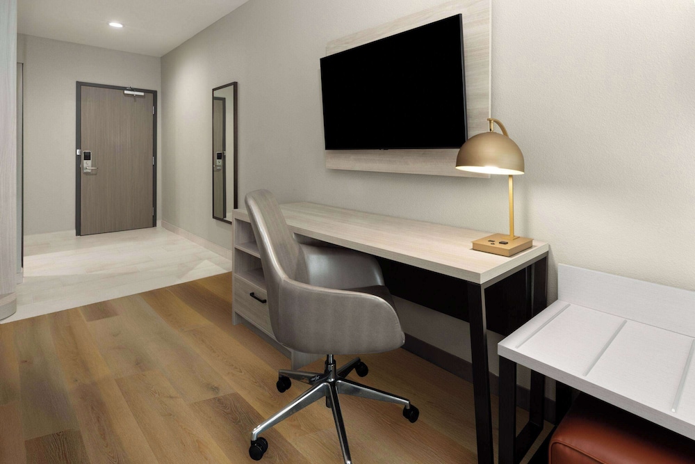 Room, 1 King Bed, Mobility Accessible, Non Smoking (Bathtub with Grab Bars)