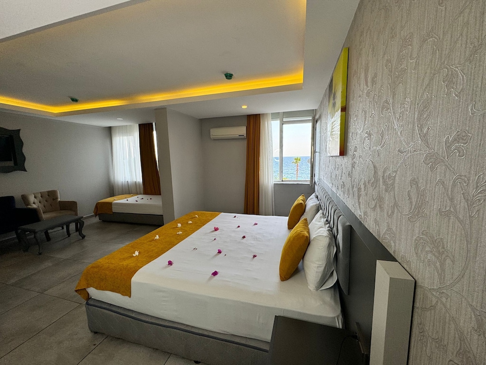 Twin Room, Multiple Beds, Smoking, Partial Sea View photo 1