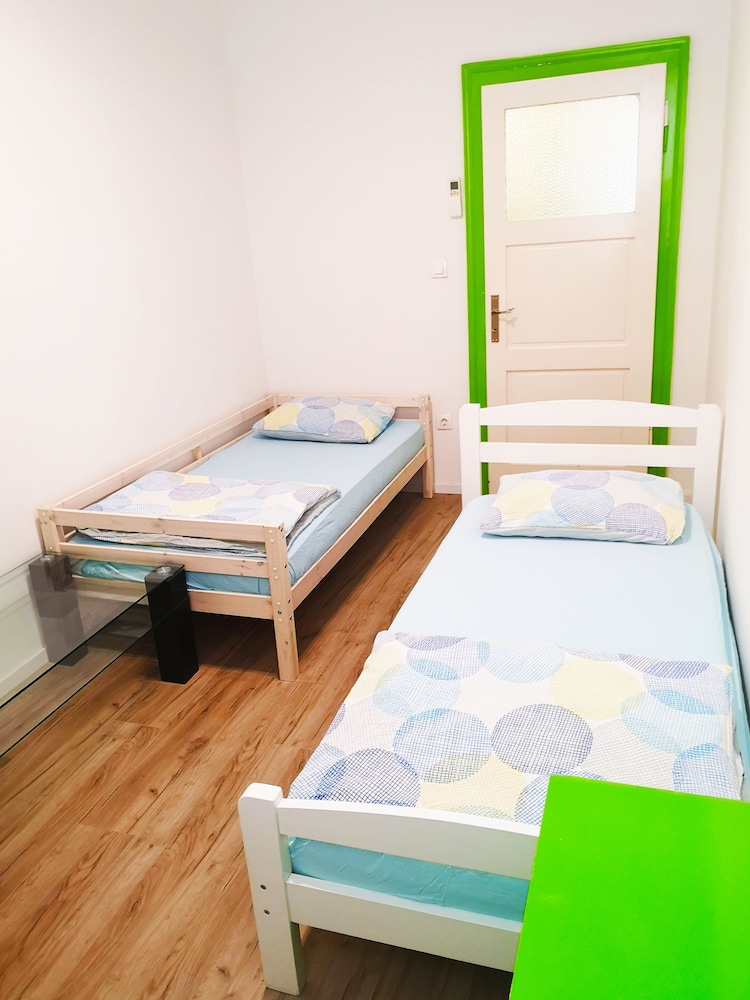Room, 2 Twin Beds, Non Smoking, Shared Bathroom - Photo 1