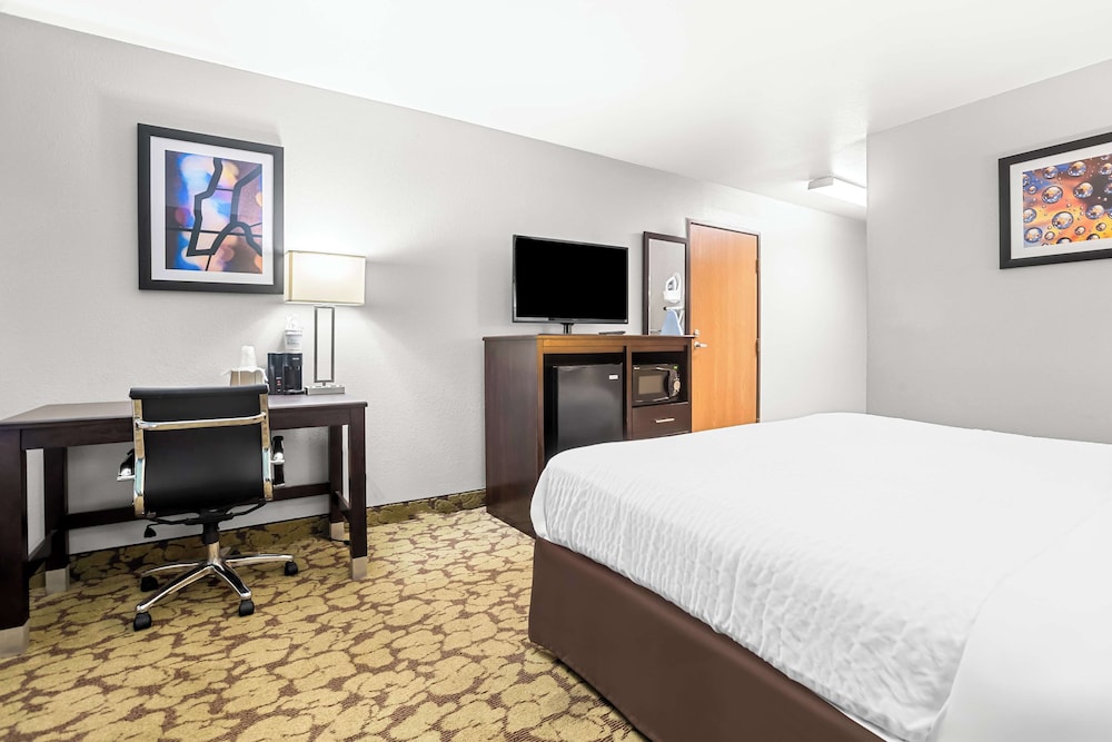 Standard Room, 1 King Bed, Accessible, Refrigerator & Microwave - Photo 2