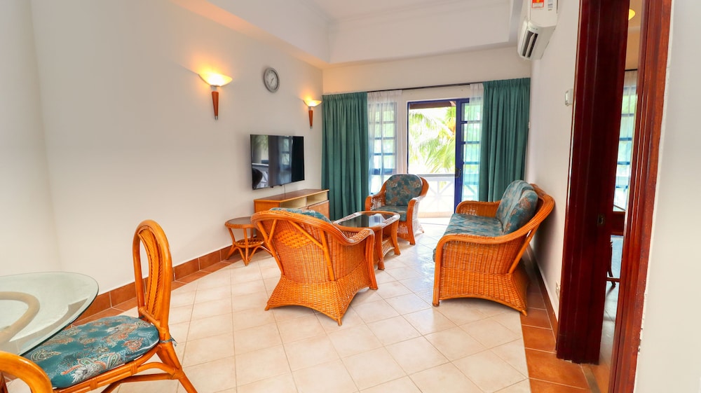 2 Bedroom Beach View Unit With Balcony ( 1 Queen bed & 1 single bed ) - Photo 6