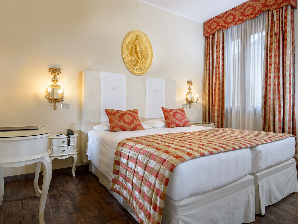 Classic Double or Twin Room, Canal View photo 1