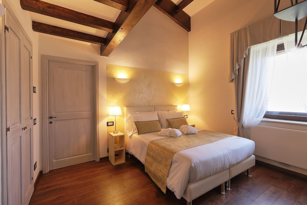 Royal Suite, 1 Queen Bed, Non Smoking, Hill View