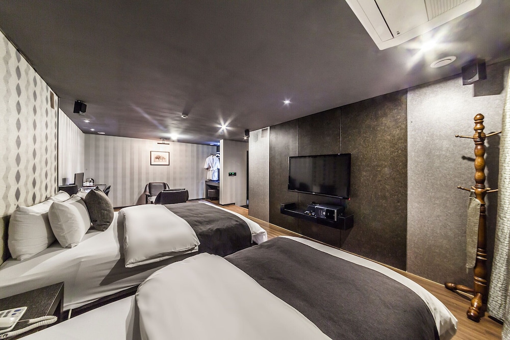 Suite Twin (Extra fee applies for 2+ consecutive nights stay) photo 2