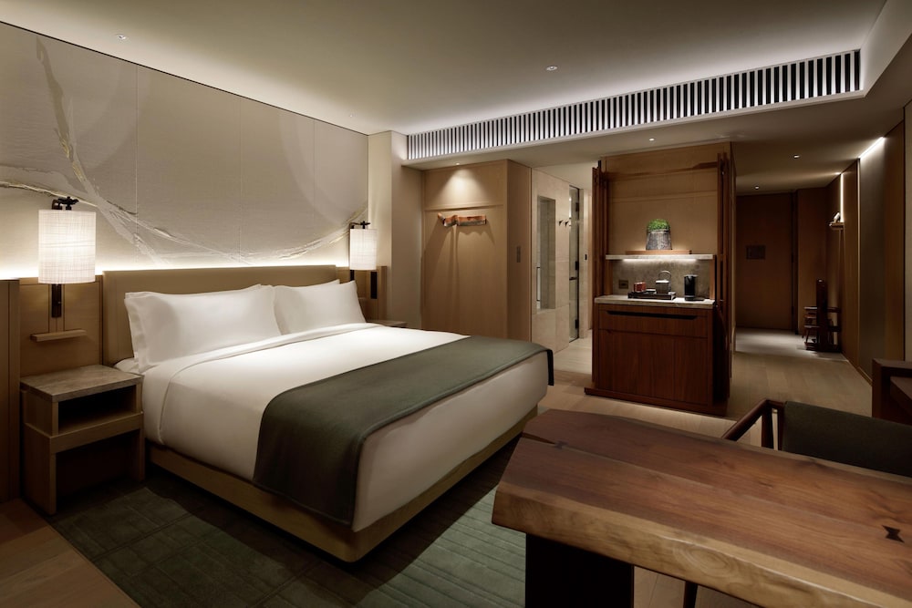 Deluxe Room, 1 King Bed, City View photo 1