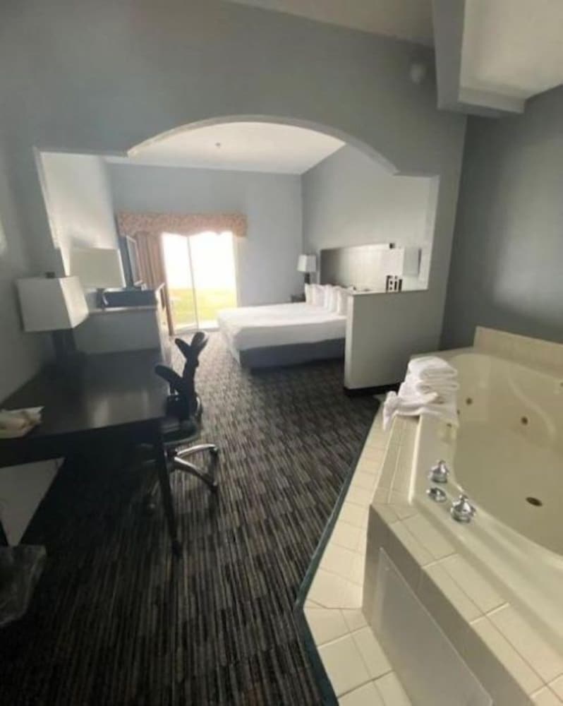 Room, 1 King Bed, Jetted Tub, Lakeside