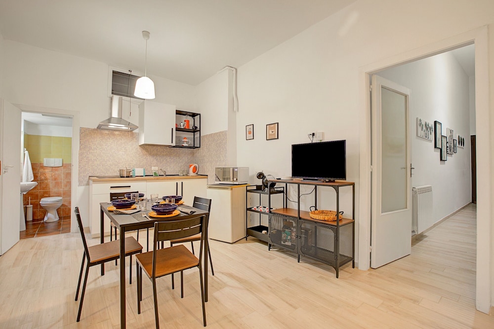 Family Apartment, Multiple Bedrooms (Ravanas 314 Bari Near Station)