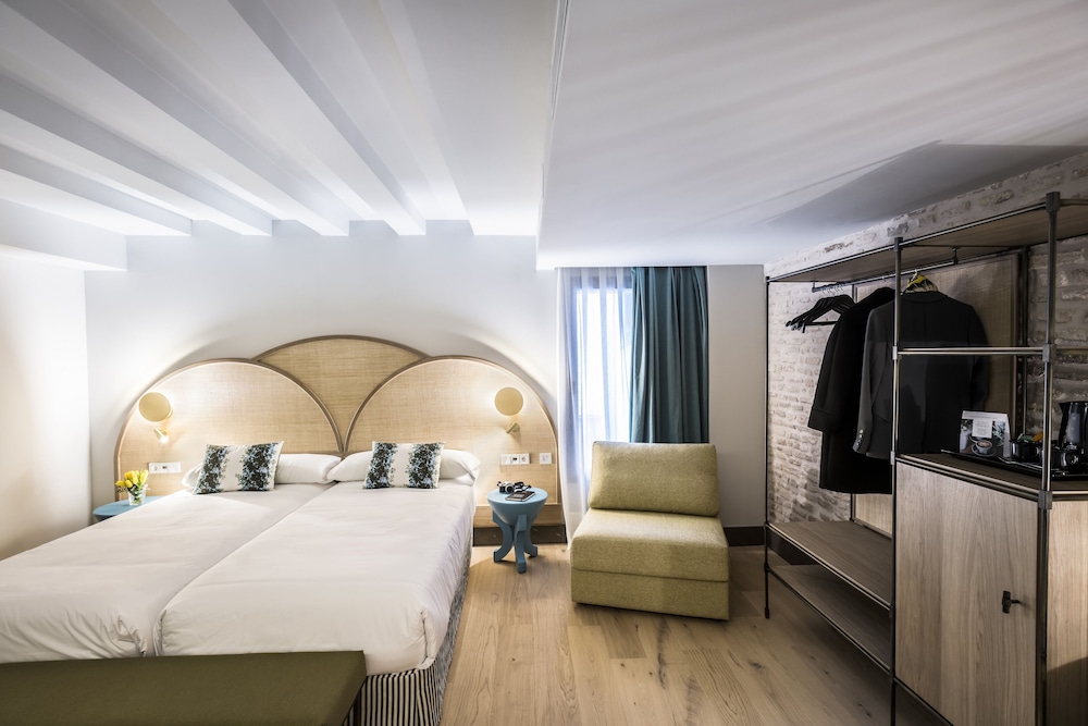 Standard Double Room, 1 King Bed, Bathtub, Courtyard Area - Photo 2