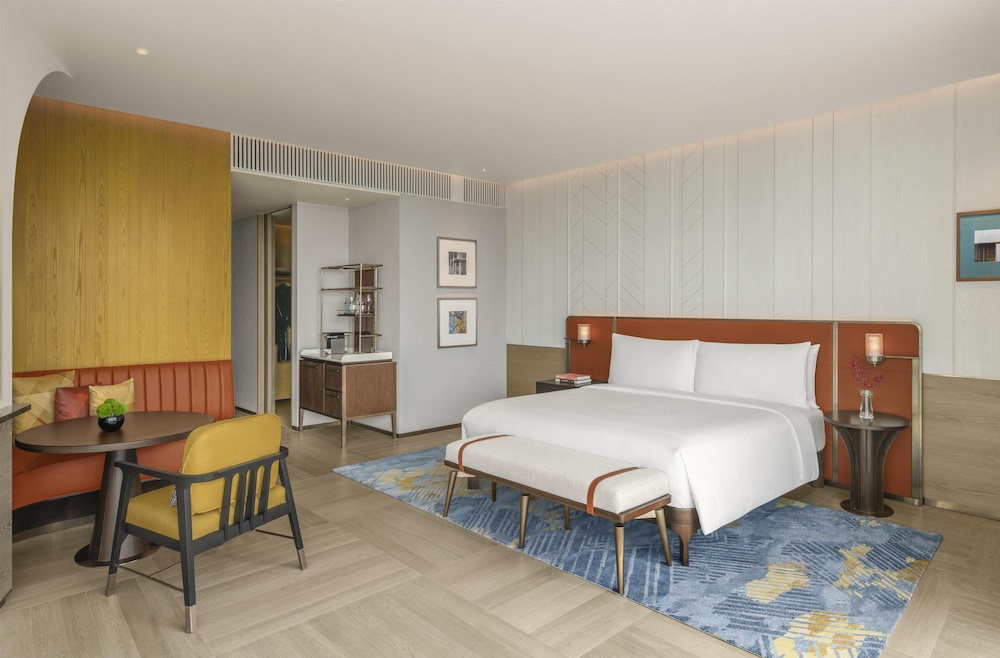 Deluxe Room, 1 King Bed, Park View photo 2