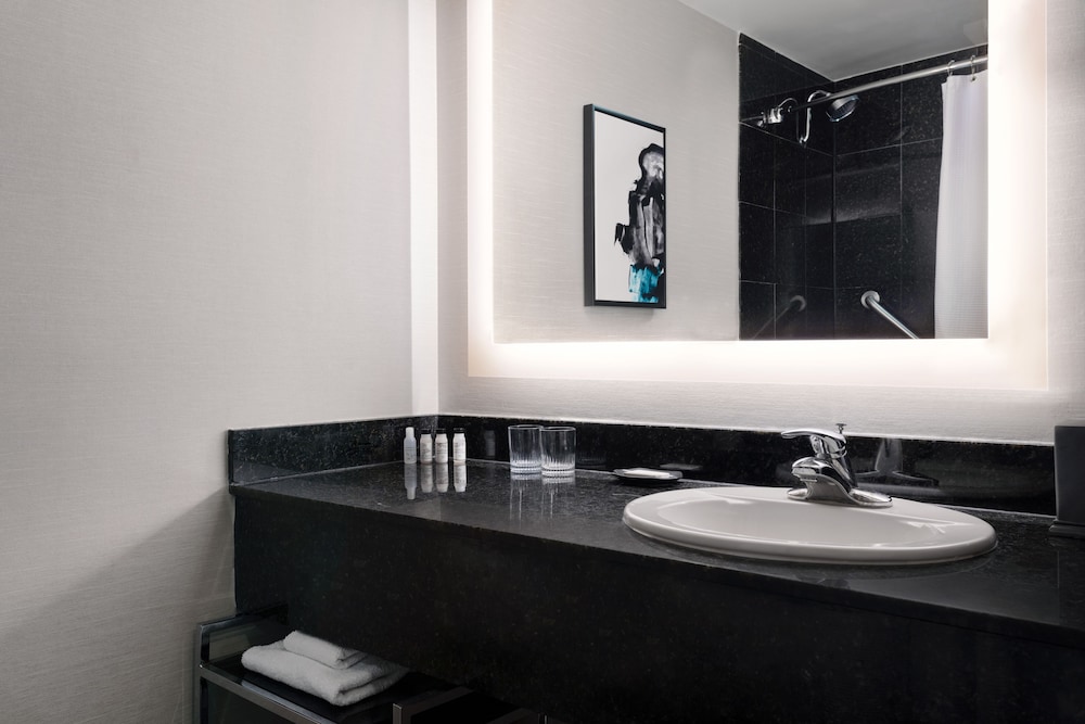 Suite, 1 Bedroom - Photo 2