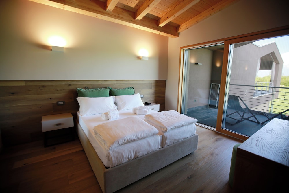 Deluxe Apartment, 1 Bedroom, Pool View photo 1