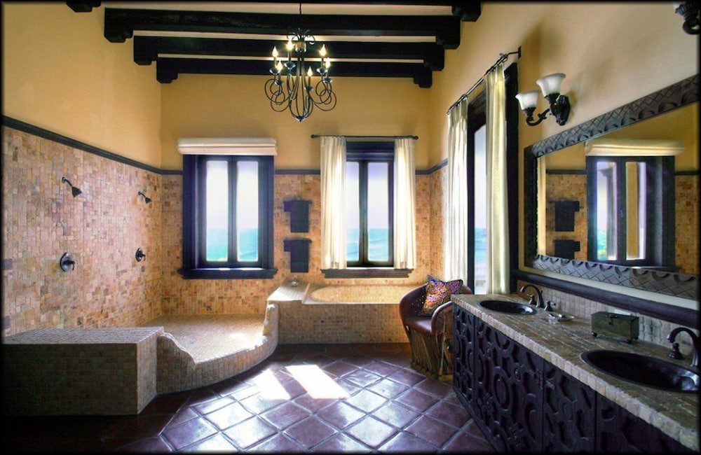 Luxury Suite, Bathtub, Ocean View photo 3
