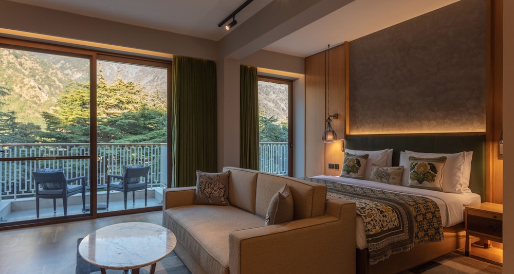 Club Room, 1 King Bed, Balcony - Photo 1