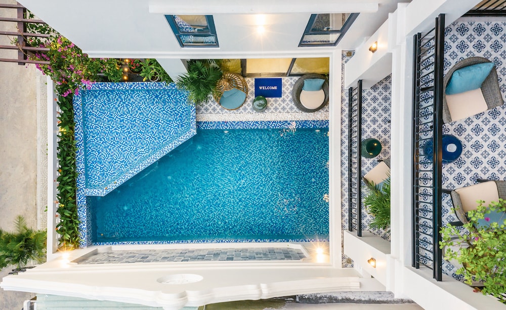 King Suite, Pool View - Photo 4