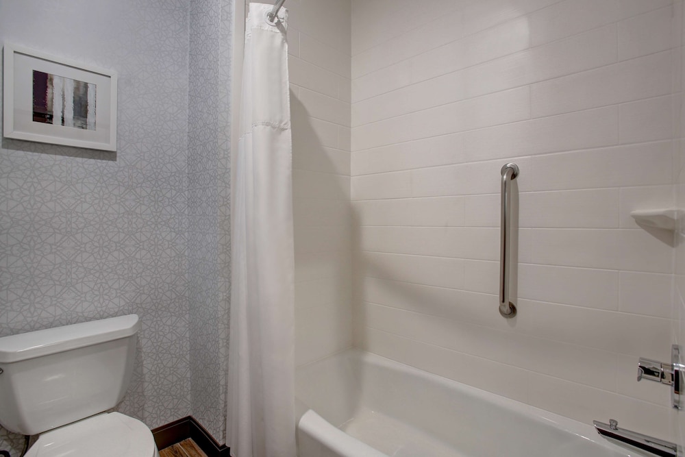 Room, 1 King Bed, Accessible (Hearing) - Photo 3