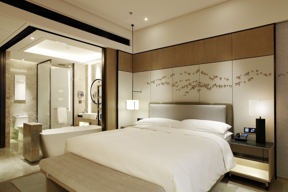 Executive Room, 1 King Bed, Garden View photo 3