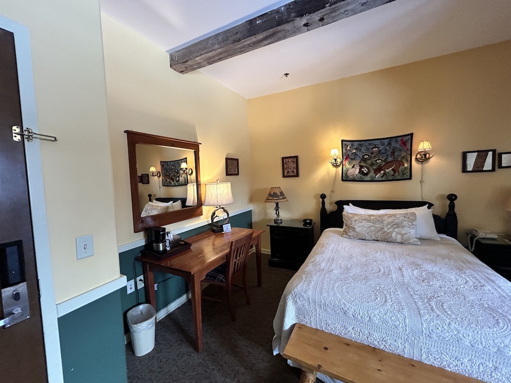 Room, 1 Queen Bed with Sofa bed (3rd Floor, Stair Access Only) photo 3