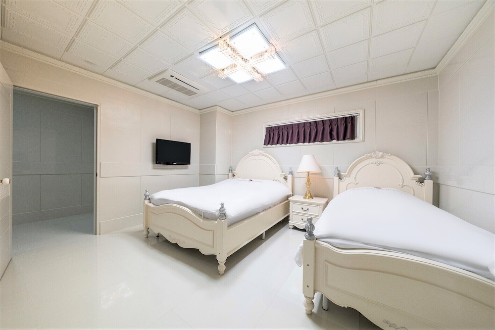 Executive Suite, 2 Bedrooms, Partial Ocean View - Photo 3