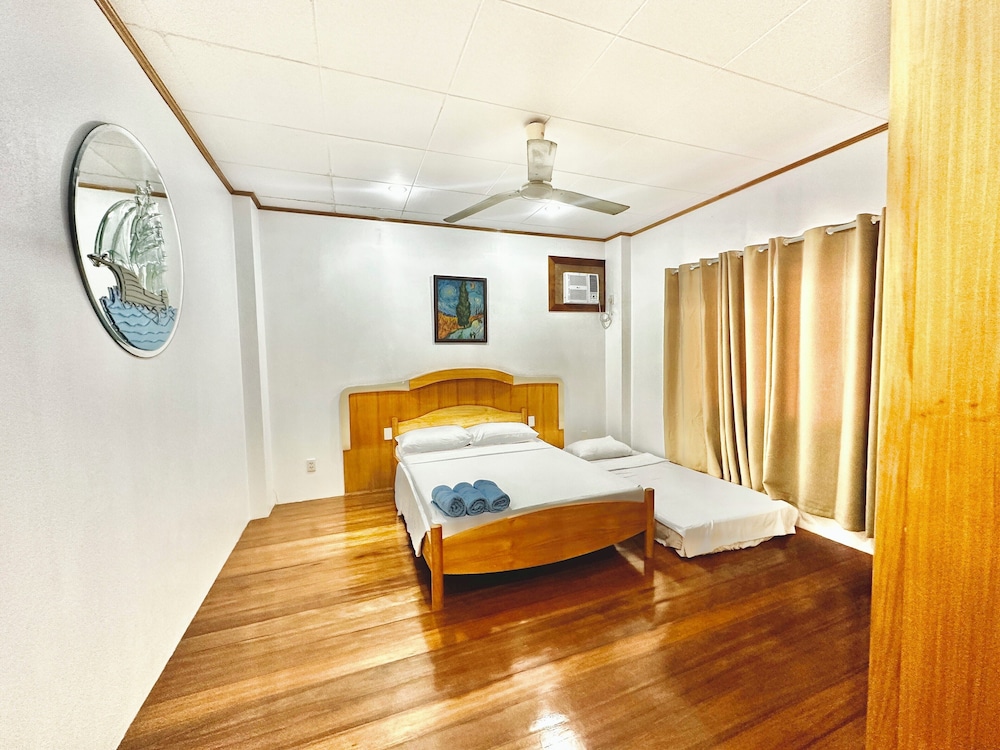 Standard Room, 1 Queen Bed, Shared Bathroom