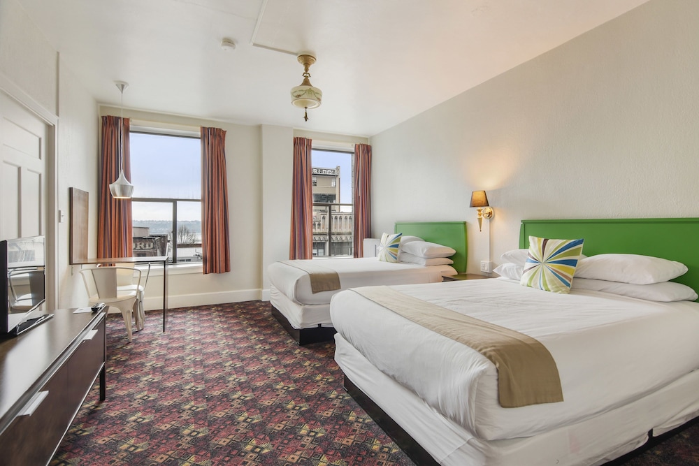Standard Room, 2 Queen Beds, Private Bathroom, No Air Conditioning photo 2