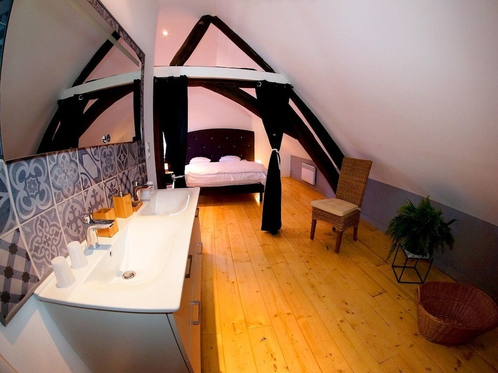 Superior Suite, Ensuite photo 3