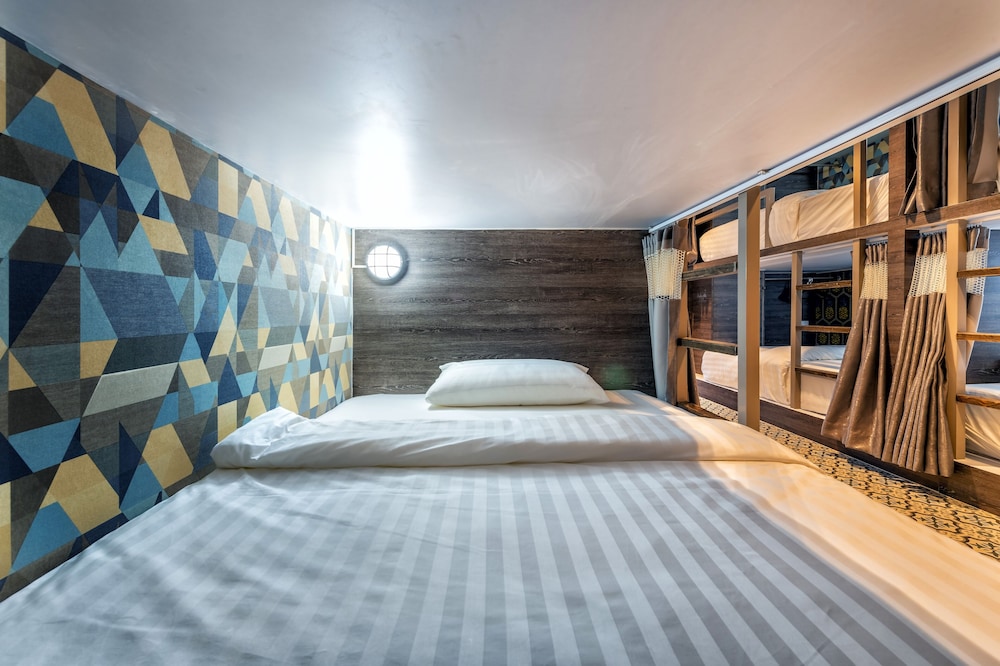 12-Bed Mixed Dormitory photo 3