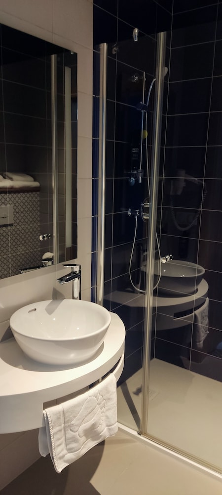 Standard Room, 2 Twin Beds - Photo 3