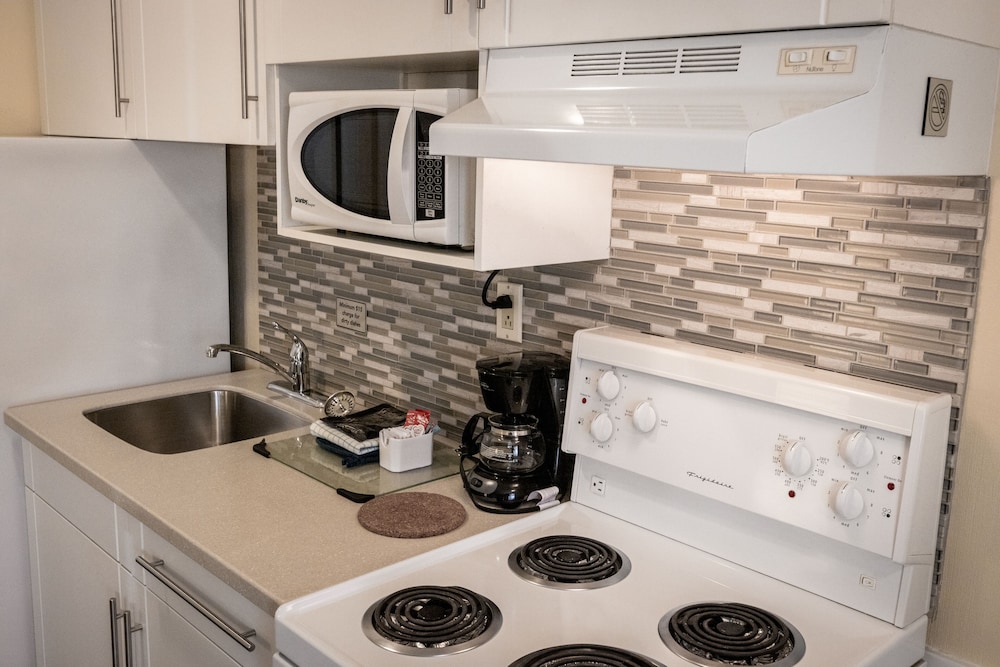 Deluxe Suite, 2 Queen Beds, Kitchen - Photo 1