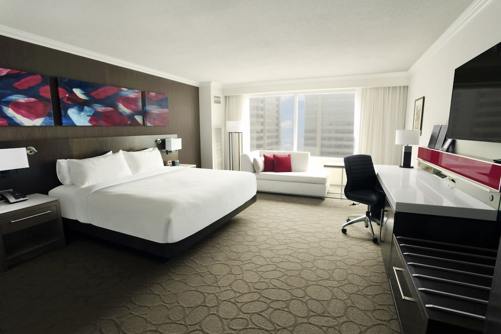 Signature Room, 1 King Bed, City View (Signature Club)
